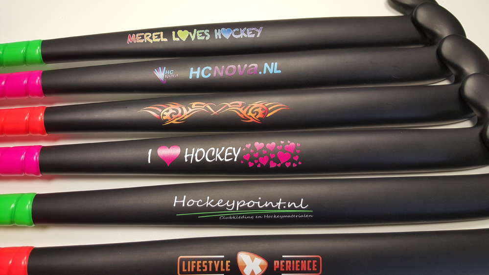 Expliciet streepje licht Uw hockeystick laten bedrukken » Relatiegeschenken & Promotieartikelen