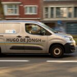 Tijdelijke reclame op een bedrijfswagen: zichtbaar zonder permanente belettering